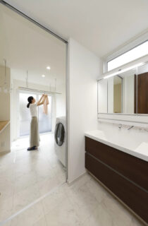 アシンメトリーな外観と勾配天井の開放感が魅力の平屋 - 七呂建設 - 水回り