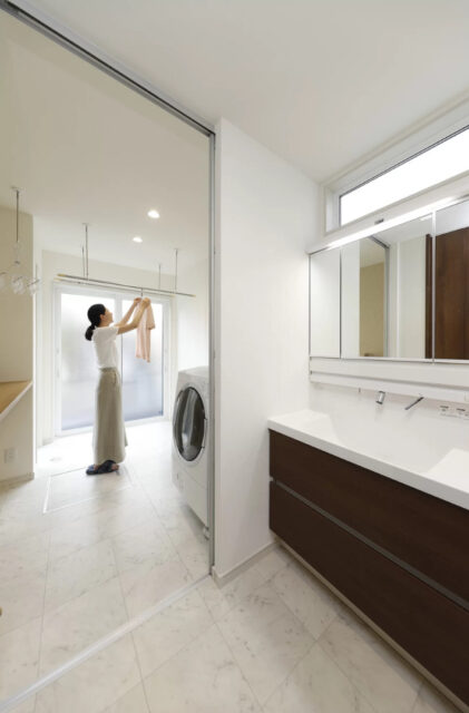 アシンメトリーな外観と勾配天井の開放感が魅力の平屋 - 七呂建設 - 水回り