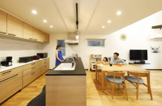 段下がり和室やスキップフロアが魅力の立体的な4層住宅 - 七呂建設 - LDK
