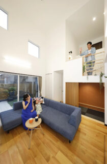 段下がり和室やスキップフロアが魅力の立体的な4層住宅 - 七呂建設 - リビング