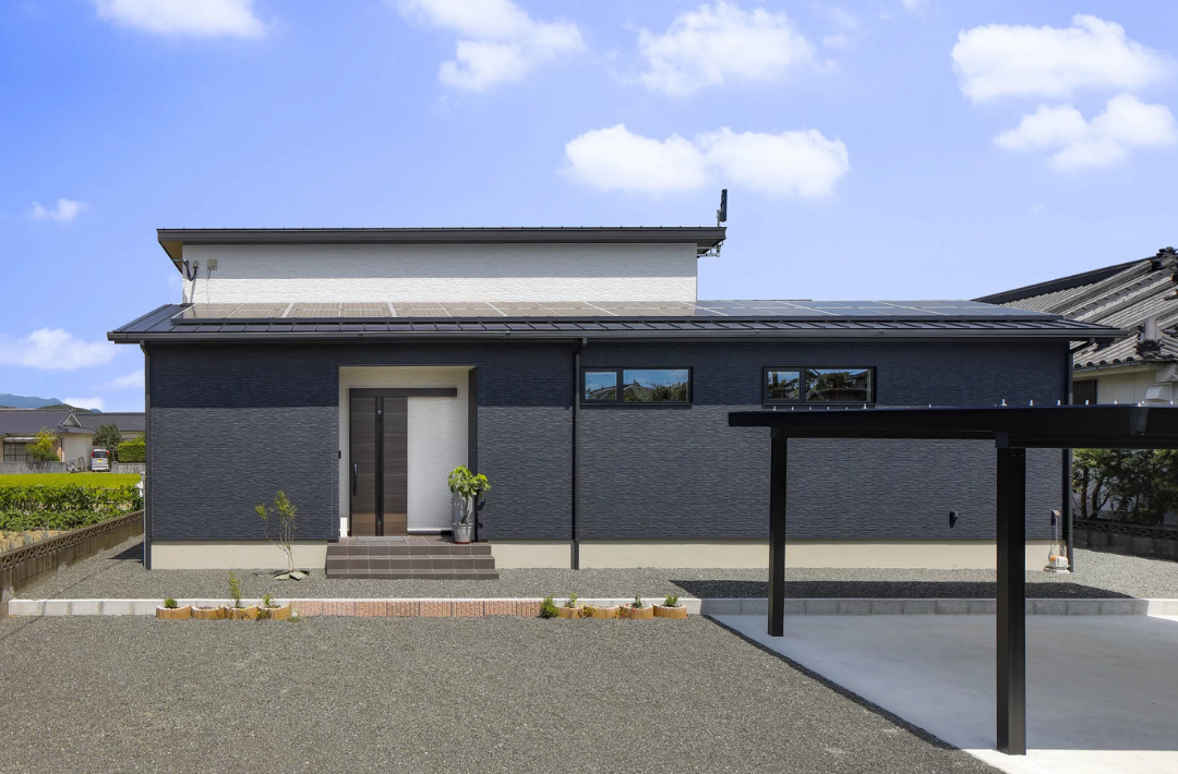 勾配天井の大空間と縁側のある和室が心地よいモダンな平屋 - 七呂建設 - 外観