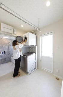 勾配天井の大空間と縁側のある和室が心地よいモダンな平屋 - 七呂建設 - ランドリールーム