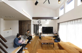 無垢床と化粧梁が魅力の吹き抜けリビングがあるモダンな家 - 七呂建設 - 吹き抜け・リビング・小上がり和室