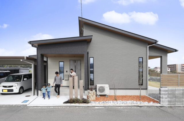 勾配天井の開放感と見守り動線で子育てを楽しむ平屋 - 七呂建設 - 外観