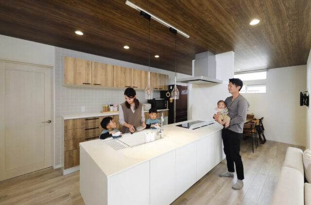 勾配天井の開放感と見守り動線で子育てを楽しむ平屋 - 七呂建設 - キッチン