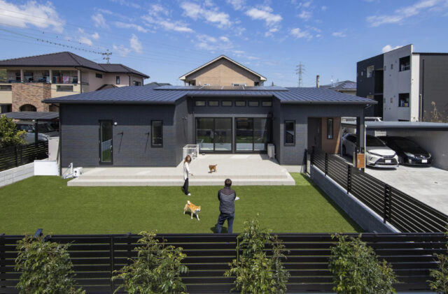 圧倒的な開放感と高い機能性が心地よいホテルライクな平屋 - 七呂建設 - 庭・外観