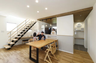 家事時短の動線とナチュラルな雰囲気が心地よい住まい - 七呂建設 - ダイニング
