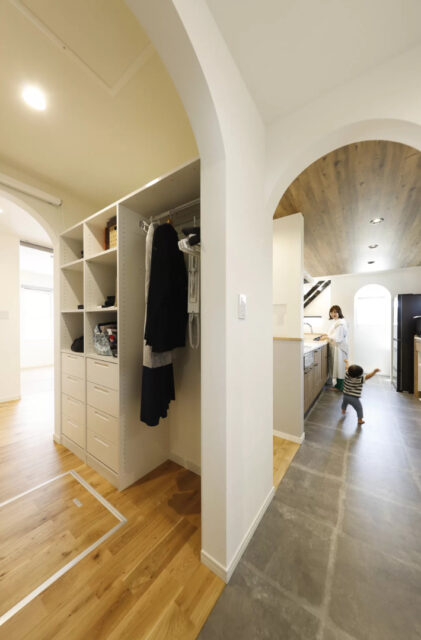 家事時短の動線とナチュラルな雰囲気が心地よい住まい - 七呂建設 - 収納・キッチン