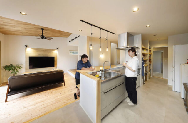 木目の温もりあふれる大空間と家事ラク動線が調和する二世帯住宅 - 七呂建設 - キッチン