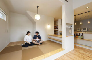 木目の温もりあふれる大空間と家事ラク動線が調和する二世帯住宅 - 七呂建設 - 小上がり和室