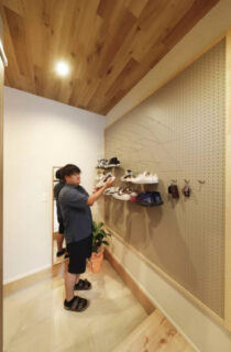 木目の温もりあふれる大空間と家事ラク動線が調和する二世帯住宅 - 七呂建設 - 玄関