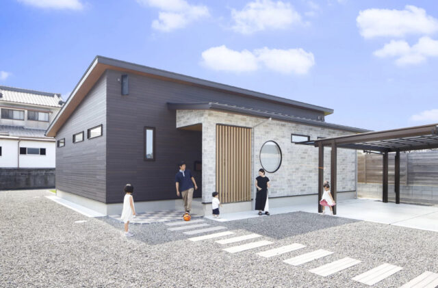 丸窓と格子が映える外観と回遊動線が心地よい和モダン平屋 - 七呂建設 - 外観