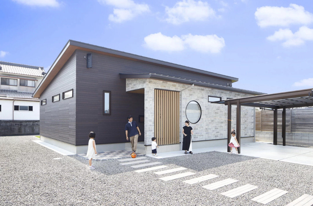 丸窓と格子が映える外観と回遊動線が心地よい和モダン平屋 - 七呂建設 - 外観