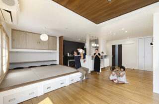 丸窓と格子が映える外観と回遊動線が心地よい和モダン平屋 - 七呂建設 - LDK・和室