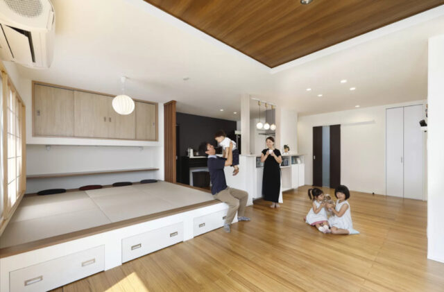 丸窓と格子が映える外観と回遊動線が心地よい和モダン平屋 - 七呂建設 - LDK・和室