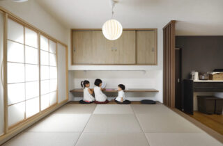 丸窓と格子が映える外観と回遊動線が心地よい和モダン平屋 - 七呂建設 - 小上がり和室