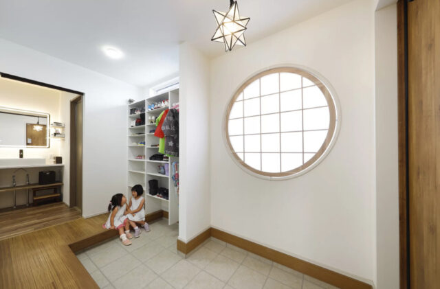 丸窓と格子が映える外観と回遊動線が心地よい和モダン平屋 - 七呂建設 - 玄関