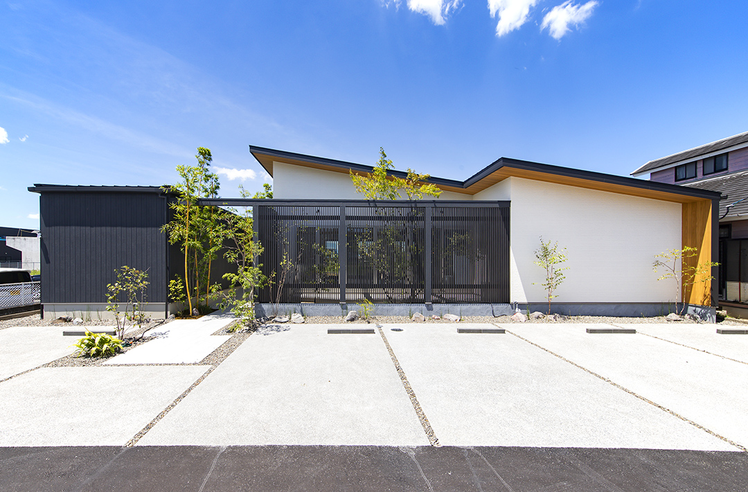 出水モデルハウス「黒と白と木のコントラスト・植栽と光の陰影 町屋の美とモダンな感性が暮らしを彩る町屋風モデルハウス」(出水市) - 七呂建設