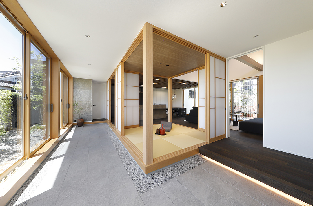 玄関 - 出水モデルハウス「黒と白と木のコントラスト・植栽と光の陰影 町屋の美とモダンな感性が暮らしを彩る町屋風モデルハウス」(出水市) - 七呂建設