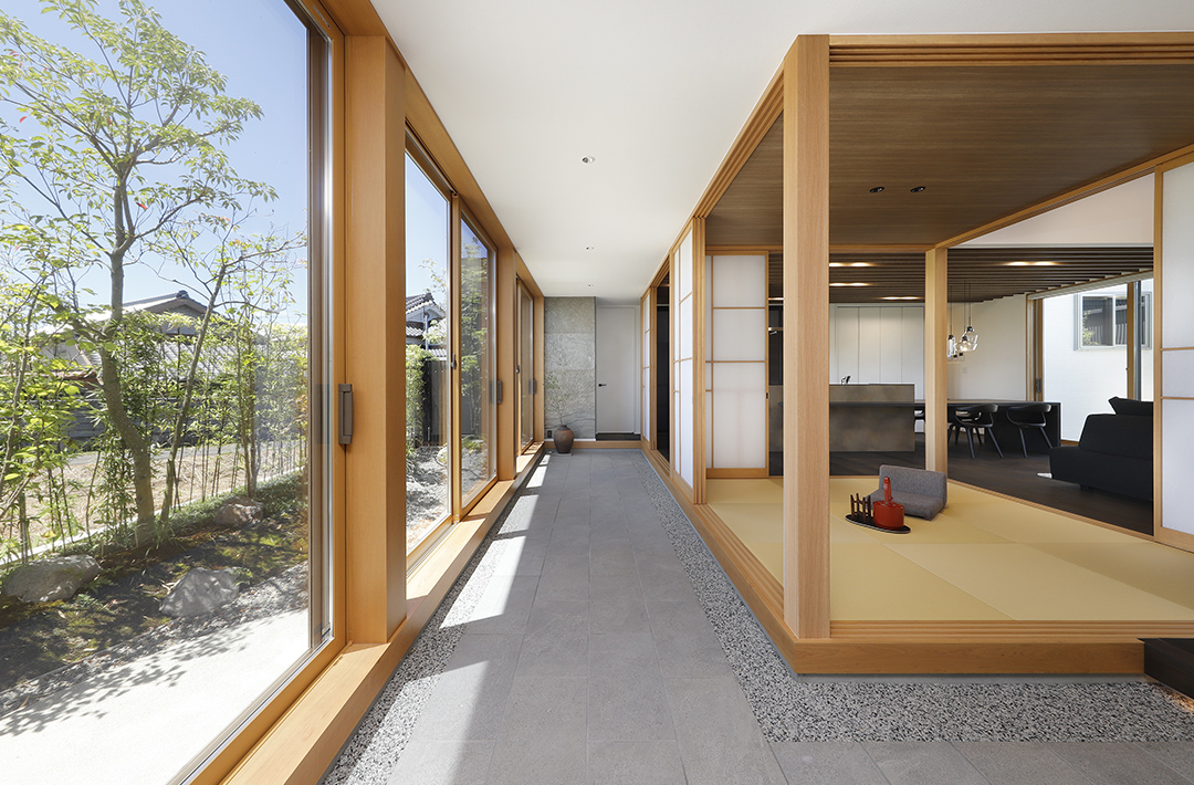 土間 - 出水モデルハウス「黒と白と木のコントラスト・植栽と光の陰影 町屋の美とモダンな感性が暮らしを彩る町屋風モデルハウス」(出水市) - 七呂建設