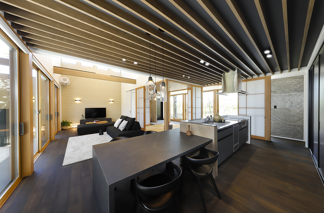 キッチン - 出水モデルハウス「黒と白と木のコントラスト・植栽と光の陰影 町屋の美とモダンな感性が暮らしを彩る町屋風モデルハウス」(出水市) - 七呂建設