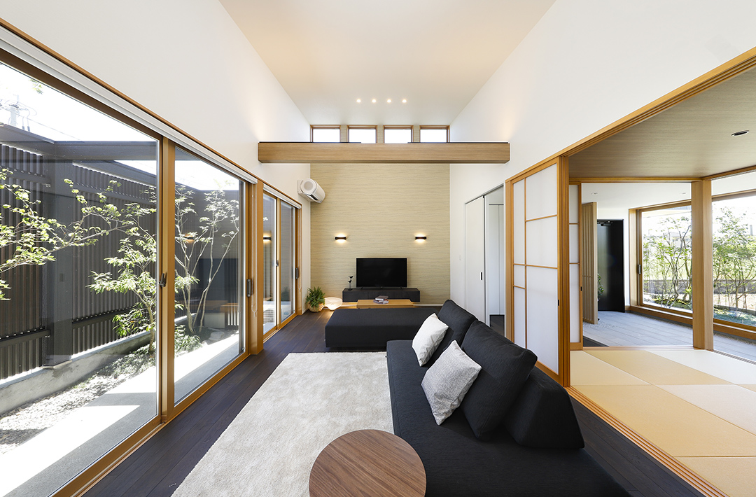 LDK - 出水モデルハウス「黒と白と木のコントラスト・植栽と光の陰影 町屋の美とモダンな感性が暮らしを彩る町屋風モデルハウス」(出水市) - 七呂建設