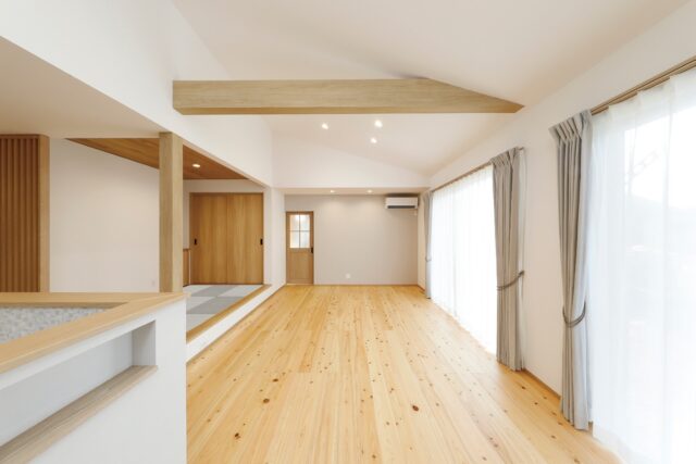 曽於市財部町にて「勾配天井LDK・段上がり和室・フレキシブルに使える3つの個室も完備!水回り一直線でとことん家事ラク♪32坪平屋」の完成見学会【11/1-3】