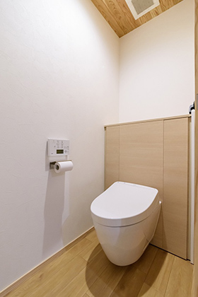 トイレ - 室内のボルダリング壁と薪ストーブのある土間が魅力の平屋 住まいず