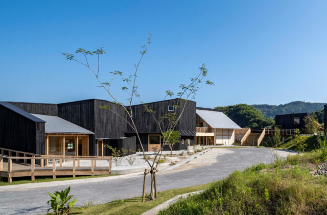 小浜ヴィレッジ「焼杉の壁と開放的な土間空間が家づくりのヒントをくれる展示複合施設」(霧島市) - おばま工務店 - 外観