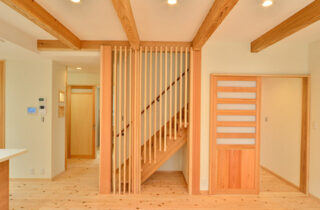 職人お手製の書棚やデスク、フルオーダーメイドの2階建ての家 - 施工事例 - 建築工房匠