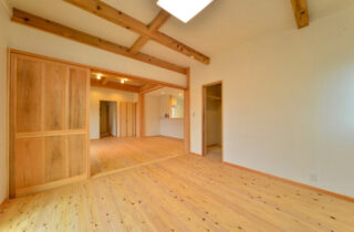 木のぬくもりに包まれたゼロエネルギーハウス+平屋の家 - 施工事例 - 建築工房匠