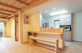 無垢の木に包まれた自然素材の省エネ住宅 - 建築工房匠 - キッチン