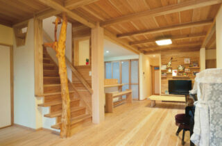 無垢の木に包まれた自然素材の省エネ住宅 - 建築工房匠 - リビング・階段