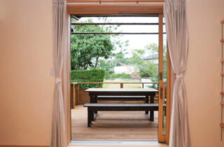 無垢の木に包まれた自然素材の省エネ住宅 - 建築工房匠 - ウッドデッキ