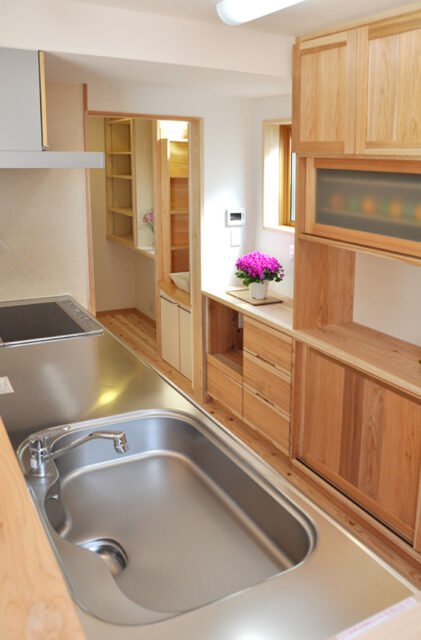 木と光が織りなす和モダンでスタイリッシュな3階建てのお家 - 建築工房匠 - キッチン