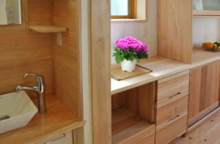 木と光が織りなす和モダンでスタイリッシュな3階建てのお家 - 建築工房匠 - キッチン収納