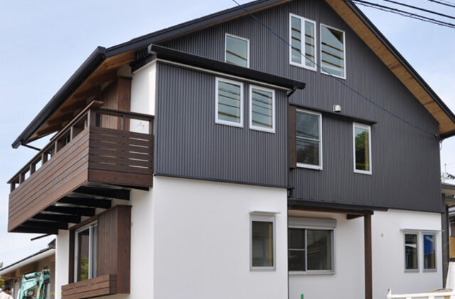 木の質感あふれる三角屋根と吹き抜けが特徴の3階建て - 建築工房匠 - 外観