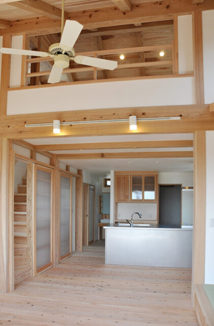 木の質感あふれる三角屋根と吹き抜けが特徴の3階建て - 建築工房匠 - LDK・吹き抜け