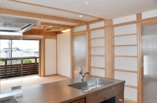 木の質感あふれる三角屋根と吹き抜けが特徴の3階建て - 建築工房匠 - LDK