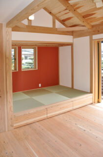 木の質感あふれる三角屋根と吹き抜けが特徴の3階建て - 建築工房匠 - 和室