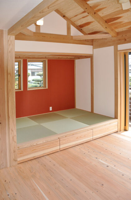 木の質感あふれる三角屋根と吹き抜けが特徴の3階建て - 建築工房匠 - 和室