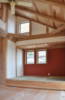 木の質感あふれる三角屋根と吹き抜けが特徴の3階建て - 建築工房匠 - リビング・和室