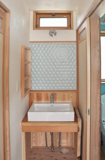 木の質感あふれる三角屋根と吹き抜けが特徴の3階建て - 建築工房匠 - 洗面所