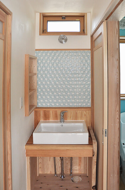 木の質感あふれる三角屋根と吹き抜けが特徴の3階建て - 建築工房匠 - 洗面所