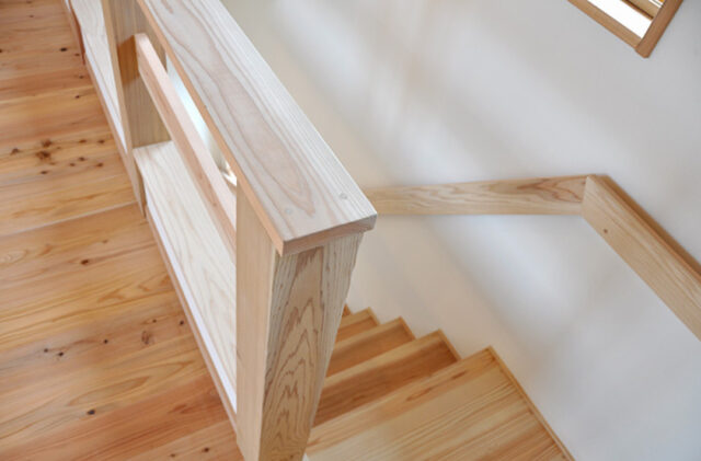 木の質感あふれる三角屋根と吹き抜けが特徴の3階建て - 建築工房匠 - 階段