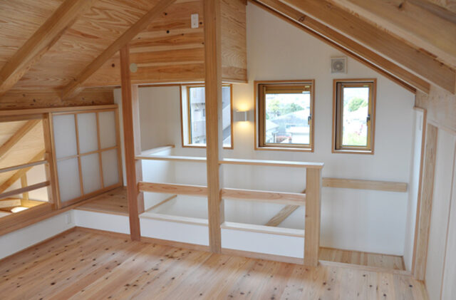 木の質感あふれる三角屋根と吹き抜けが特徴の3階建て - 建築工房匠 - 3階