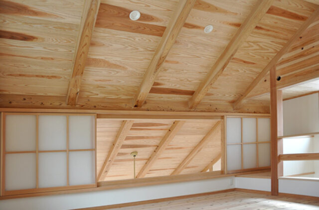 木の質感あふれる三角屋根と吹き抜けが特徴の3階建て - 建築工房匠 - 3階天井