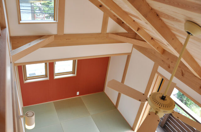 木の質感あふれる三角屋根と吹き抜けが特徴の3階建て - 建築工房匠 - 吹き抜け