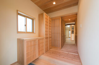 木の香りと和の伝統美が調和する心地良いモダンなお家 - 建築工房匠 - 玄関