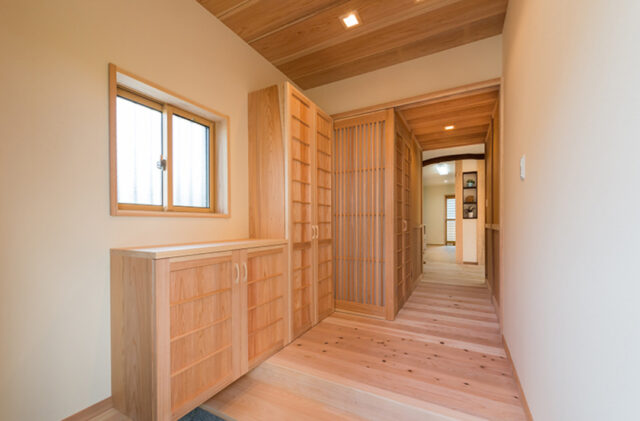 木の香りと和の伝統美が調和する心地良いモダンなお家 - 建築工房匠 - 玄関